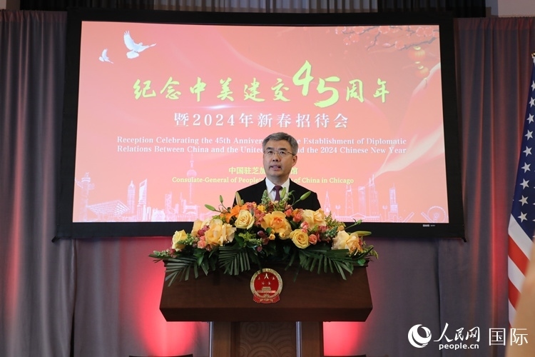 中國(guó)駐芝加哥總領(lǐng)事趙建在致辭中表示，期待2024年中美交流合作能夠龍騰虎躍，蒸蒸日上。 人民網(wǎng)記者 李志偉攝