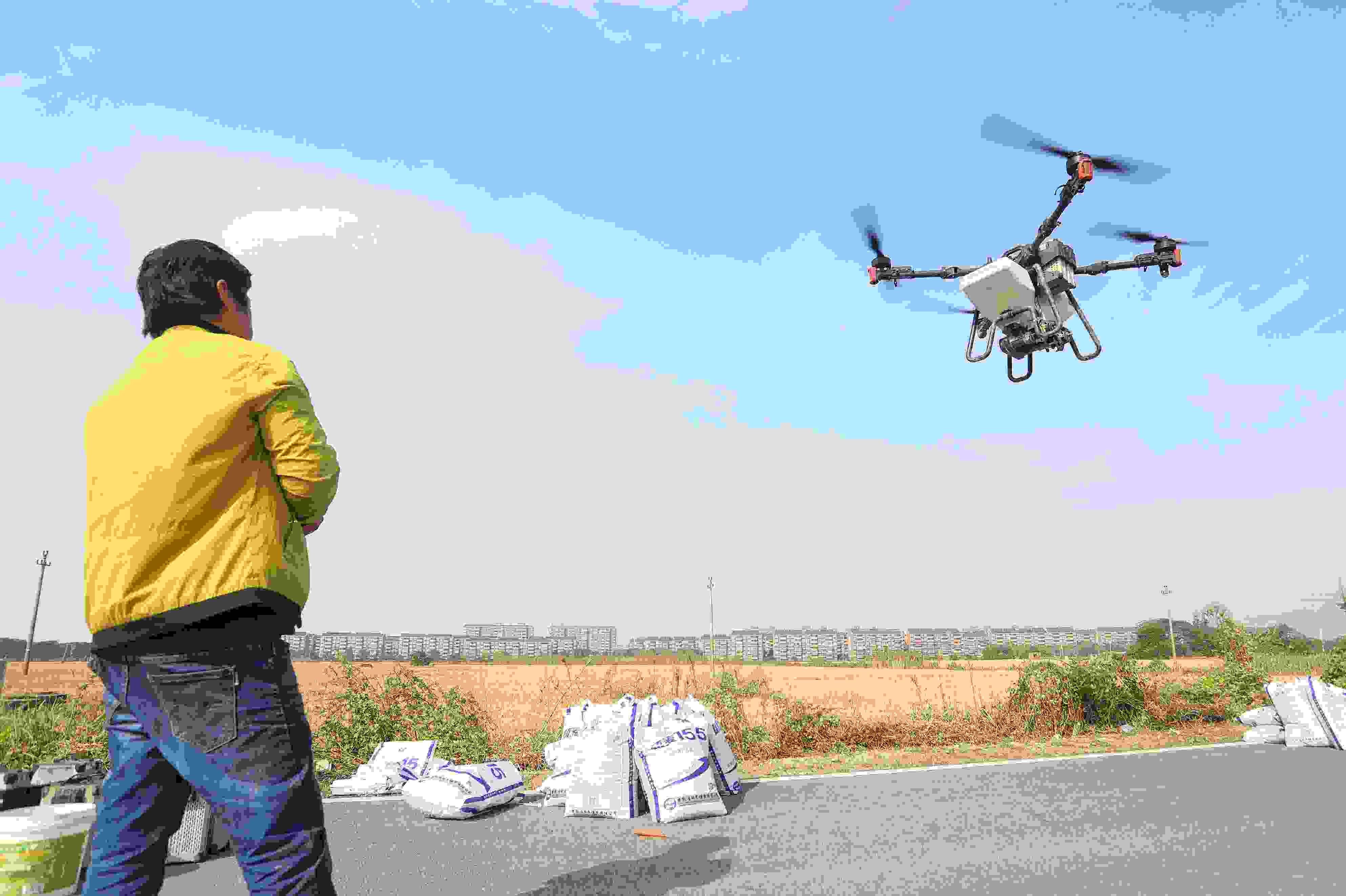 2023年11月15日，浙江嘉興，南湖區(qū)七星街道一處農(nóng)田里，農(nóng)民操縱無人機(jī)進(jìn)行冬小麥飛播。