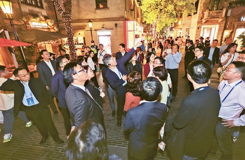 2023年4月18日，全國無黨派人士考察團(tuán)來到位于上海市黃浦區(qū)的上海新天地開放式街區(qū)考察夜經(jīng)濟(jì)。 新華社記者 王翔/攝