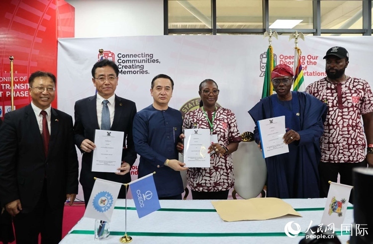 中國(guó)土木尼日利亞公司執(zhí)行董事張志臣（左三）與桑沃-奧盧（右二）分別代表雙方簽署了項(xiàng)目二期合同。閆玉娟攝