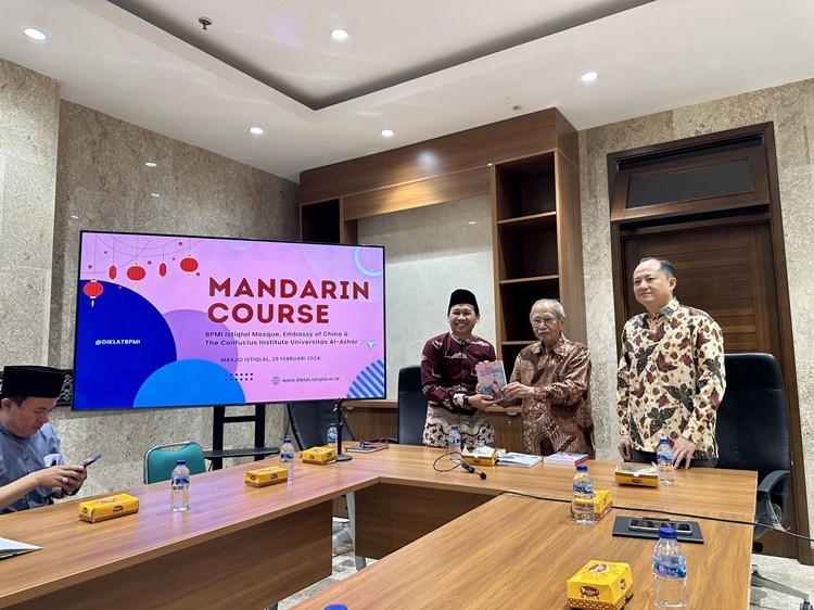 阿拉扎大學孔子學院向獨立清真寺贈書。阿拉扎大學孔子學院供圖