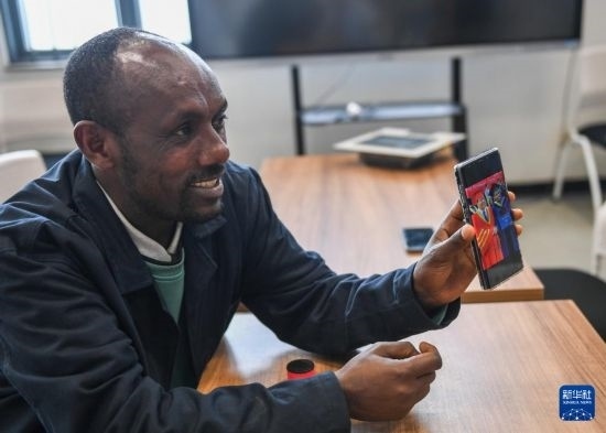 2月15日，在亞的斯亞貝巴的埃塞俄比亞聯(lián)邦職業(yè)技術(shù)培訓(xùn)學(xué)院，魯班工坊當(dāng)?shù)亟處熂s納斯·阿凱萊（中文名艾友涵）展示在中國學(xué)習(xí)時(shí)的照片。