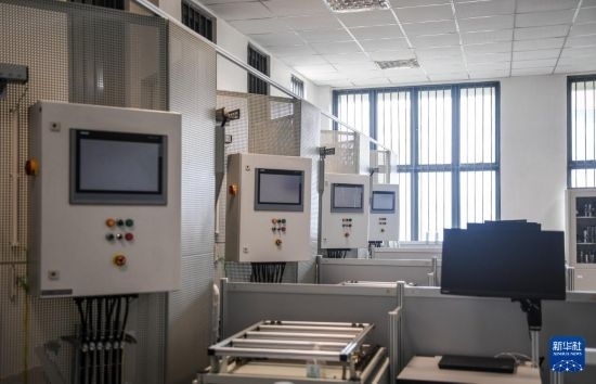 這是2月15日在亞的斯亞貝巴的埃塞俄比亞聯(lián)邦職業(yè)技術(shù)培訓(xùn)學(xué)院魯班工坊內(nèi)拍攝的機(jī)電一體化設(shè)備。