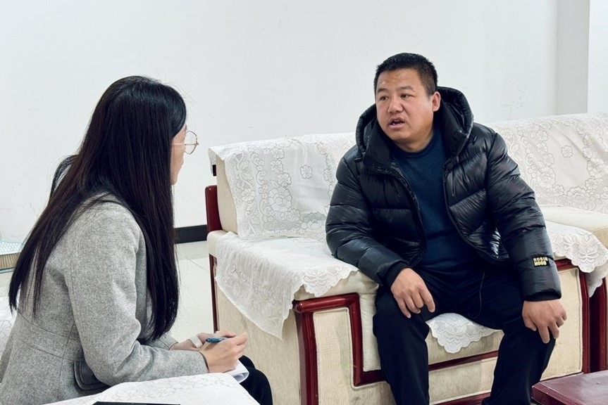 人民網(wǎng)記者采訪“在水一方”小區(qū)住戶。人民網(wǎng) 高清揚攝