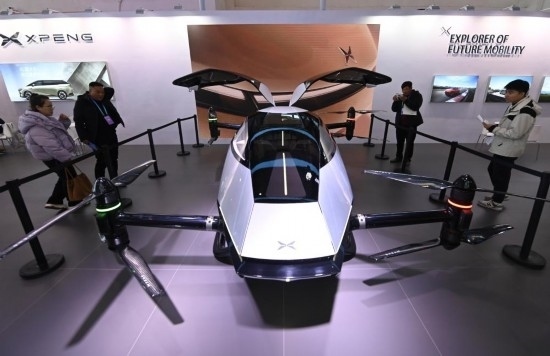 2023年12月1日，在鏈博會智能汽車鏈展區(qū)小鵬汽車展臺，參觀者觀看一臺智能飛行器。新華社記者蔡湘鑫攝