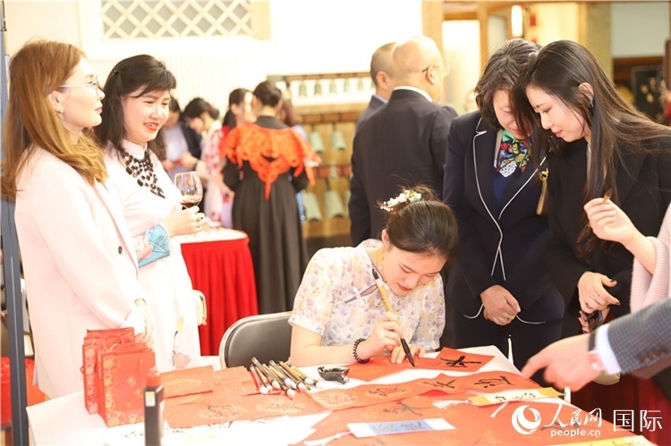 現(xiàn)場書法體驗。人民網(wǎng)記者 霍文攝