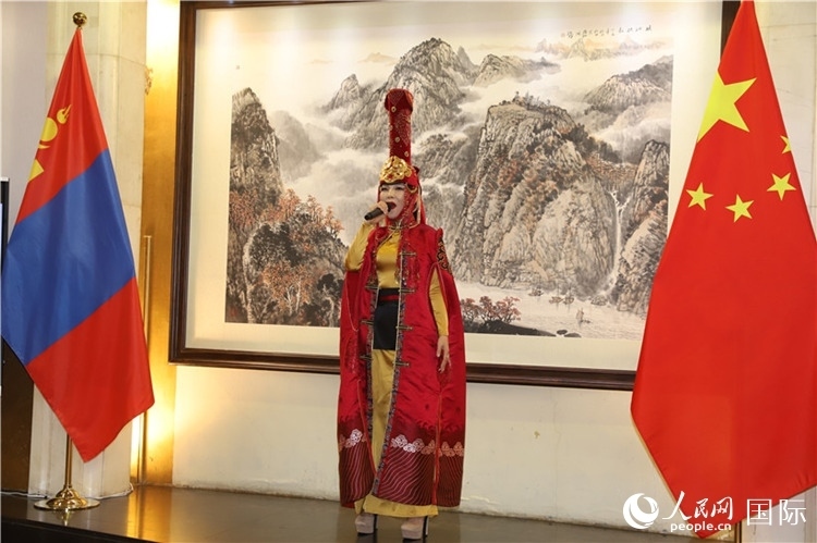 呼麥演唱。人民網(wǎng)記者 霍文攝