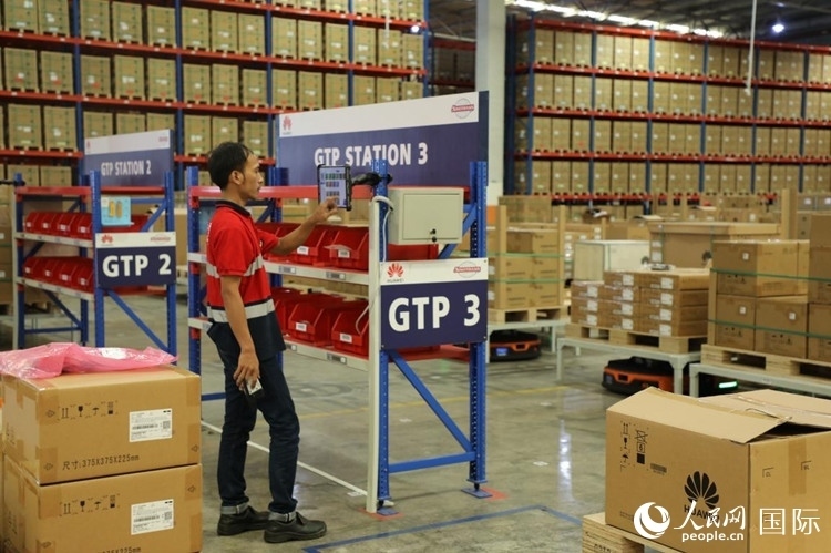 華為5G智能倉(cāng)庫(kù)里，工作人員正在利用智能系統(tǒng)辦公。人民網(wǎng)記者 曹師韻攝