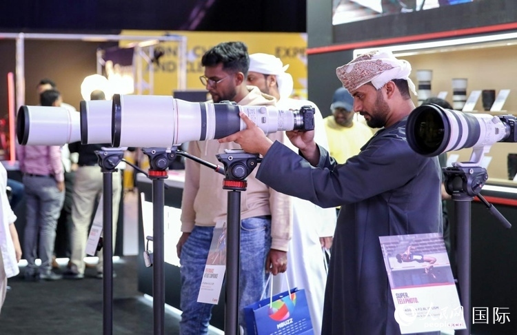 參觀者在體驗(yàn)攝影設(shè)備。人民網(wǎng)塔里克·易卜拉欣攝