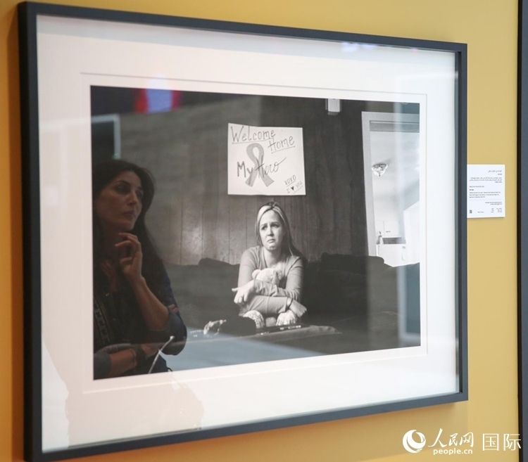 一名觀眾在觀賞攝影作品。人民網(wǎng)塔里克·易卜拉欣攝