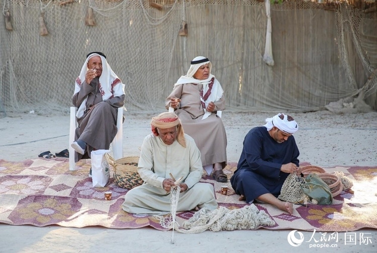 漁民演示制作漁網(wǎng)。人民網(wǎng) 塔里克·易卜拉欣攝