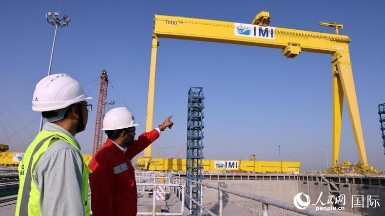 工作人員查看龍門(mén)吊情況。人民網(wǎng)記者管克江攝