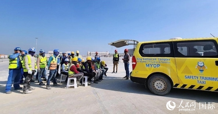 安全宣講出租車在現(xiàn)場(chǎng)播放安全視頻。人民網(wǎng)記者 管克江攝