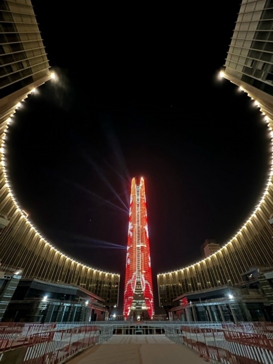  2024年2月9日，埃及開羅以東建設(shè)中的埃及新行政首都中央商務(wù)區(qū)項(xiàng)目上演燈光秀，迎接龍年春節(jié)。新華社發(fā)（黎炳宏攝）