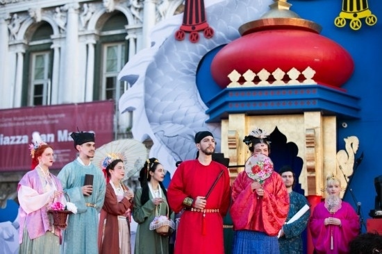  2024年2月13日，在意大利威尼斯，志愿者身著漢服進(jìn)行表演。新華社記者 李京 攝