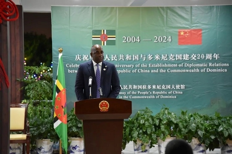 多米尼克總理斯凱里特在中多建交20周年招待會(huì)上致辭。中國(guó)駐多米尼克大使館供圖