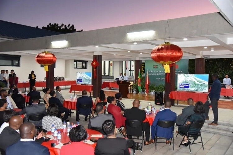 當(dāng)?shù)貢r(shí)間3月13日，慶祝中國(guó)與多米尼克建交20周年招待會(huì)在中國(guó)駐多大使館舉行。中國(guó)駐多米尼克大使館供圖