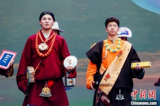 圖為身著民族服飾的演員們展示果洛特產(chǎn)。 果洛州文體旅游廣電局 供圖