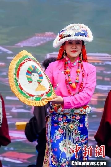 圖為身著民族服飾的演員們展示果洛特色產(chǎn)品。 果洛州文體旅游廣電局 供圖