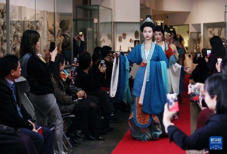 3月13日，在位于法國巴黎的吉美國立亞洲藝術(shù)博物館，模特展示敦煌復(fù)原服飾。新華社記者 高靜 攝