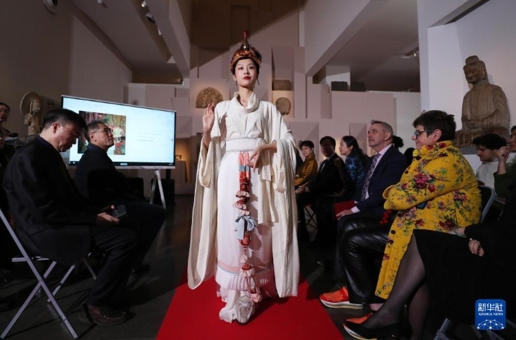 3月13日，在位于法國巴黎的吉美國立亞洲藝術(shù)博物館，模特展示敦煌復(fù)原服飾。新華社記者 高靜 攝
