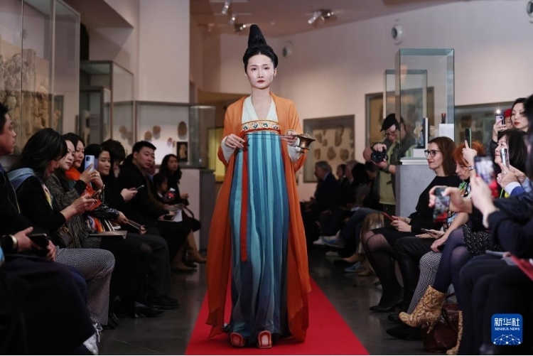 3月13日，在位于法國巴黎的吉美國立亞洲藝術(shù)博物館，模特展示敦煌復(fù)原服飾。新華社記者 高靜 攝