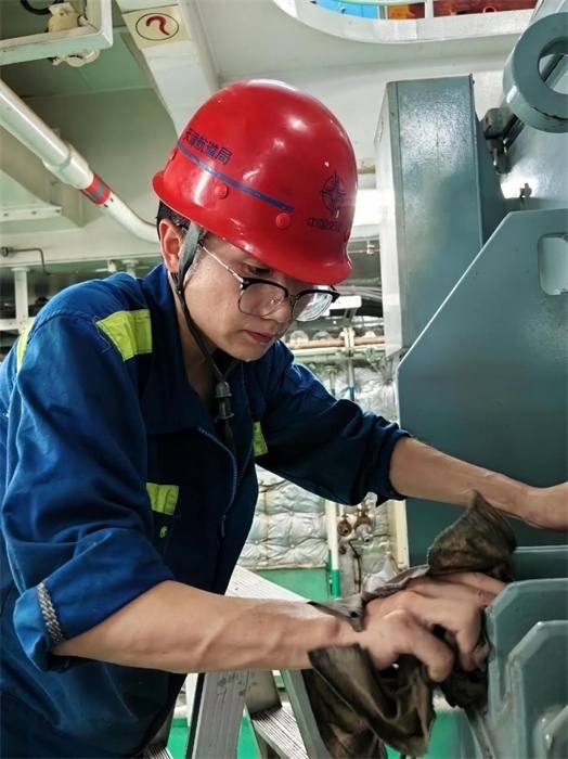 “天鯤號”工作人員正在對設(shè)備進行清潔維護?！疤祧H號”供圖