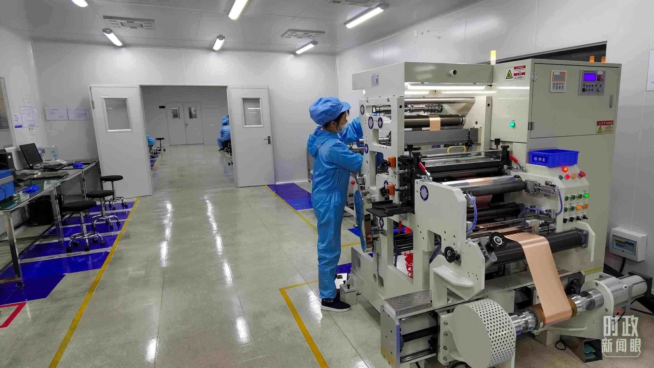 △企業(yè)員工將冷壓后的極片裁出規(guī)定尺寸，用于鋰電池制作。（總臺央視記者郭鴻拍攝）