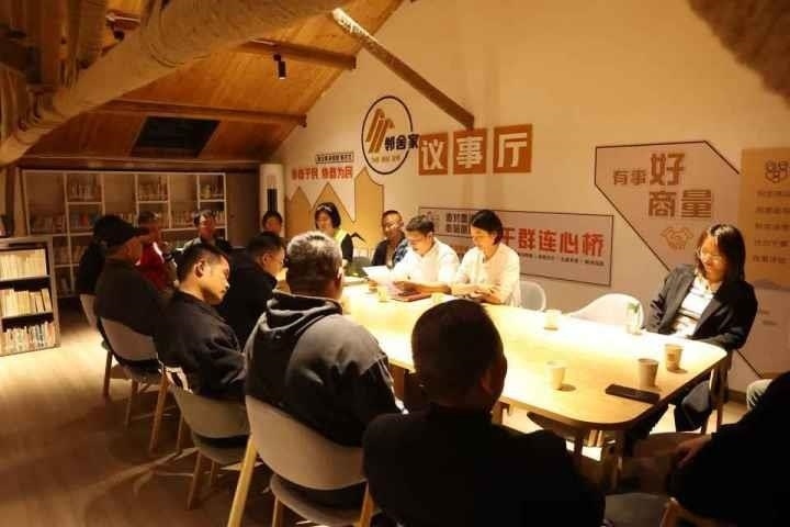 △浙江金華武義縣后陳村“鄰舍家”協(xié)商議事會討論舊村改造事宜。