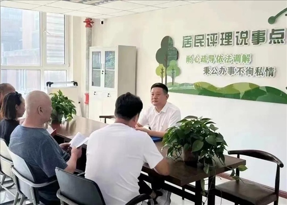 村（居）民評(píng)理說(shuō)事點(diǎn)調(diào)解矛盾糾紛。遼寧省司法廳供圖