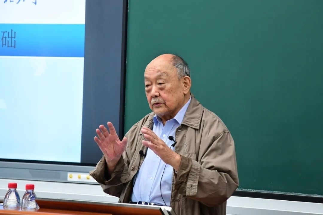 91歲的楊士莪院士“一站到底”為學(xué)生授課。哈爾濱工程大學(xué)供圖