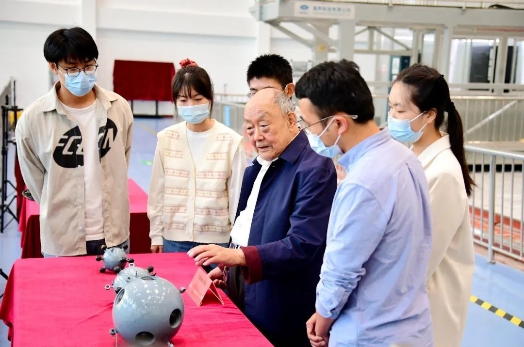 楊士莪院士在實(shí)驗(yàn)室指導(dǎo)學(xué)生。哈爾濱工程大學(xué)供圖