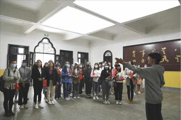 2021年5月20日，少數(shù)民族學(xué)生在湖南第一師范學(xué)院進(jìn)行紅色研學(xué)活動(dòng)，共同追尋那段紅色歲月的足跡。