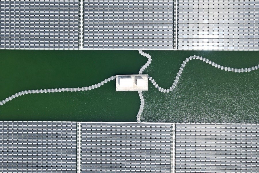 2022年8月25日拍攝的潁上縣毛圩水上光伏電站（無人機(jī)照片）。近年來，安徽省阜陽市潁上縣古城鎮(zhèn)積極推進(jìn)采煤沉陷區(qū)治理工作，將昔日的采煤沉陷區(qū)建設(shè)成水上光伏電站，既減少占用土地面積，又能生產(chǎn)清潔能源。