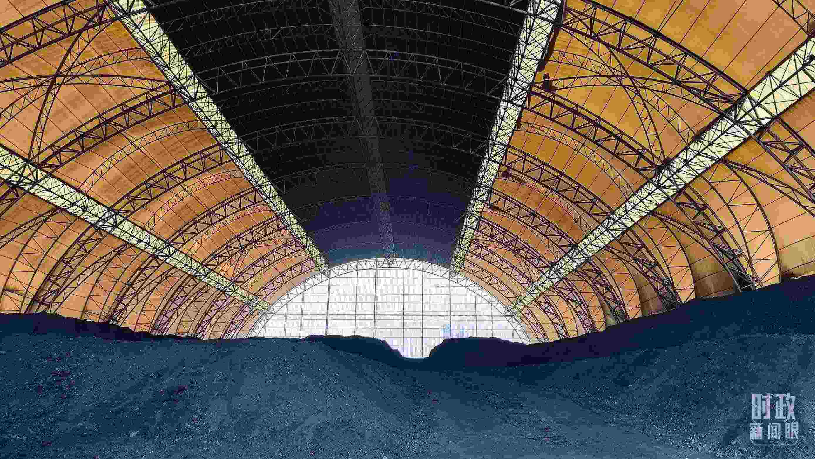 山西瑞光熱電有限責(zé)任公司儲(chǔ)煤場(chǎng)。2022年1月，習(xí)近平來(lái)到這里察看煤場(chǎng)儲(chǔ)煤情況。（總臺(tái)央視記者楊立峰拍攝）