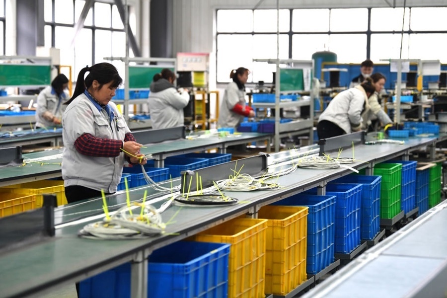 2022年2月16日，工作人員在安徽省滁州市汊河軌道交通裝備產(chǎn)業(yè)園的一家軌道交通裝備企業(yè)生產(chǎn)線上忙碌。安徽省滁州市來安縣汊河鎮(zhèn)地處皖蘇交界，緊鄰南京市江北新區(qū)。近年來，來安縣成為承接南京產(chǎn)業(yè)轉(zhuǎn)移的前沿陣地，汊河這個曾經(jīng)的傳統(tǒng)農(nóng)業(yè)小鎮(zhèn)緊抓機(jī)遇，開始深度融入長三角，參與產(chǎn)業(yè)協(xié)作分工。產(chǎn)業(yè)園吸引了越來越多長三角地區(qū)軌道交通企業(yè)入駐，形成了鐵路客車、城際軌道零部件研發(fā)、生產(chǎn)、銷售的產(chǎn)業(yè)集群。