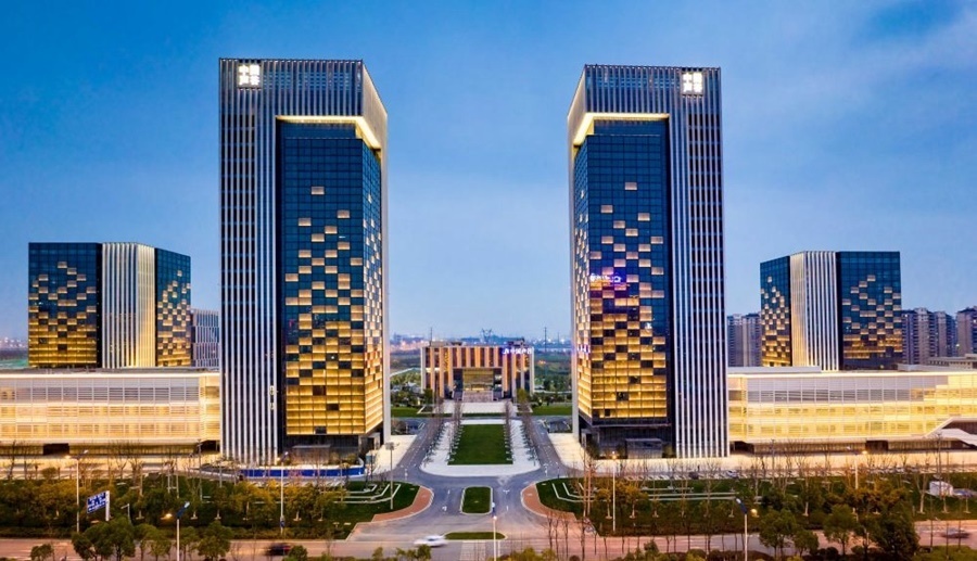 這是2019年3月13日拍攝的位于安徽合肥的中國聲谷產(chǎn)業(yè)園（無人機(jī)照片）。截至2024年，中國聲谷入駐企業(yè)超過2000戶，年產(chǎn)值超過2000億元，形成以智能語音及人工智能產(chǎn)業(yè)為核心的新一代信息技術(shù)產(chǎn)業(yè)集群。