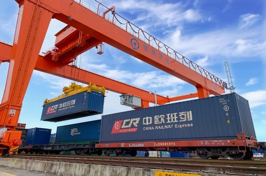 2022年4月29日，在鐵路合肥北站物流基地集裝箱作業(yè)區(qū)，龍門吊吊裝準(zhǔn)備發(fā)運(yùn)的中歐班列集裝箱。