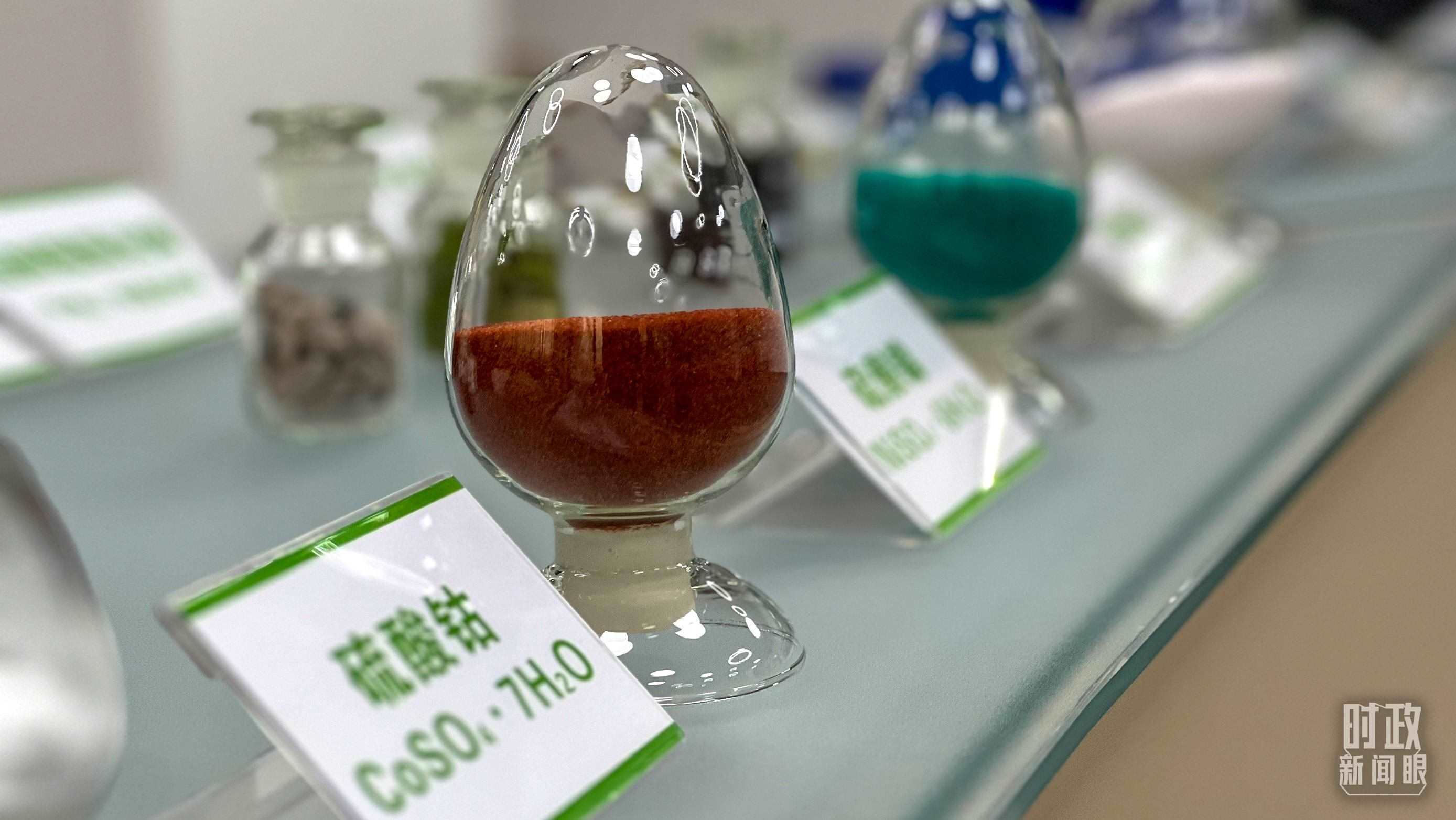 △巴斯夫杉杉電池材料有限公司的產(chǎn)品展示。（總臺(tái)央視記者李煒拍攝）