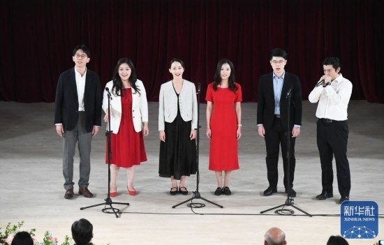 3月21日，國(guó)家開(kāi)發(fā)銀行阿卡貝拉合唱團(tuán)在音樂(lè)會(huì)上演出。新華社記者 任超 攝