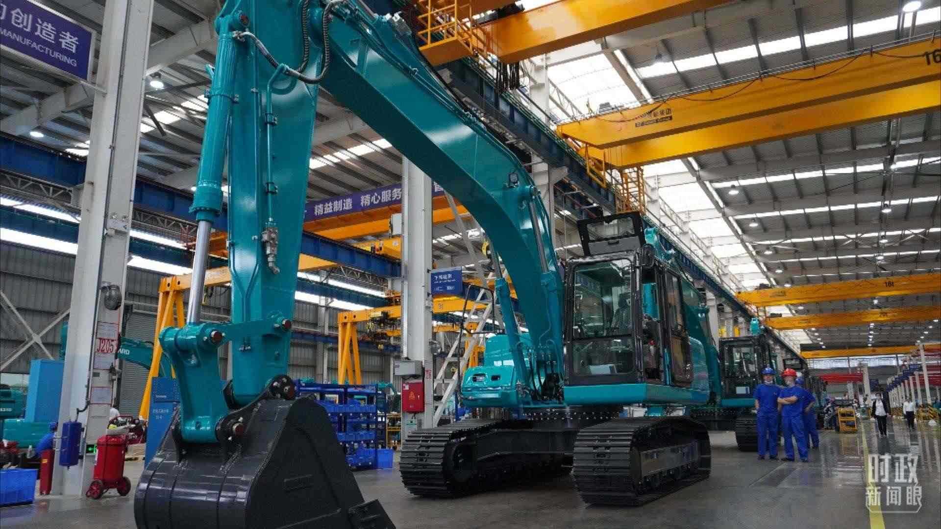 △這是山河智能大型挖掘機(jī)的組裝車(chē)間。2020年9月，習(xí)近平曾到此地考察。（總臺(tái)央視記者郭曉龍拍攝）