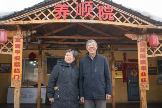 在伊春市友好區(qū)，伊春森工上甘嶺林業(yè)局有限責(zé)任公司溪水林場分公司退休職工劉養(yǎng)順（右）和老伴楊秋娥在自家農(nóng)家院中（3月13日攝）。新華社記者 謝劍飛 攝