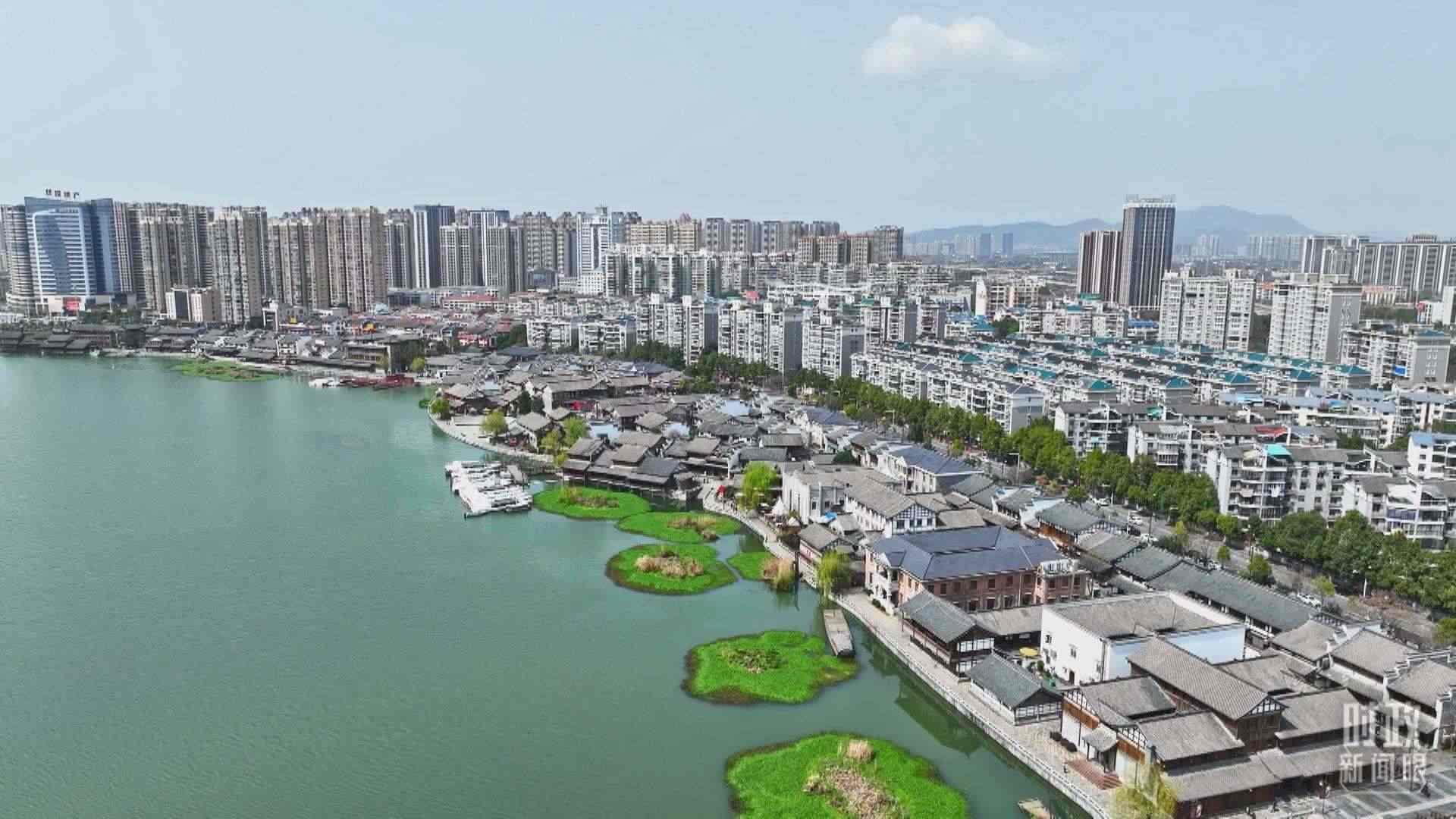 △沅江江畔，常德河街與現(xiàn)代建筑交相輝映。（總臺(tái)央視記者范凱拍攝）