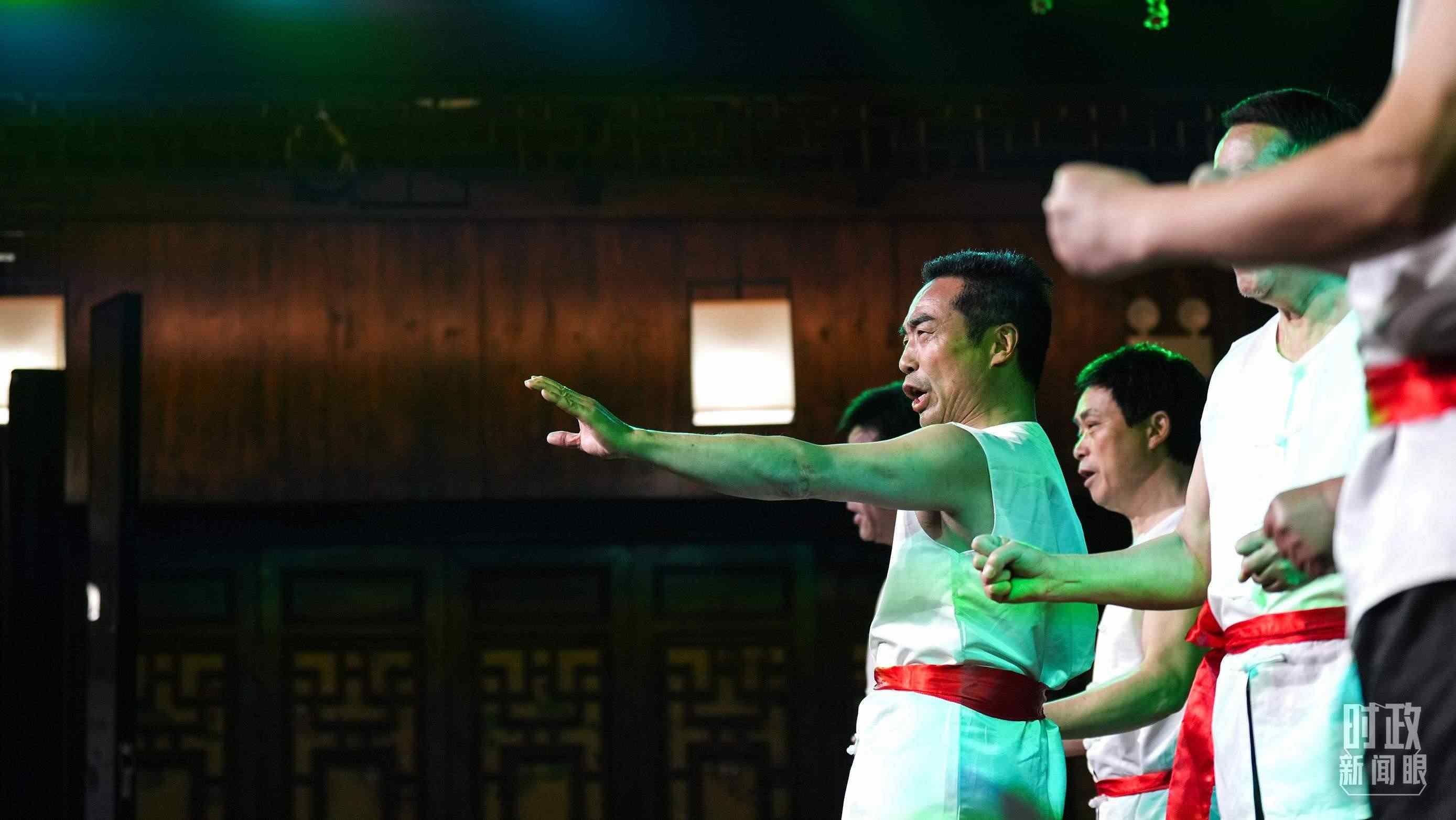 △常德河街，鴛鴦走馬樓上演常德高腔《穆桂英掛帥》和澧水船工號(hào)子。（總臺(tái)央視記者許永松、國(guó)廣記者李晉拍攝）