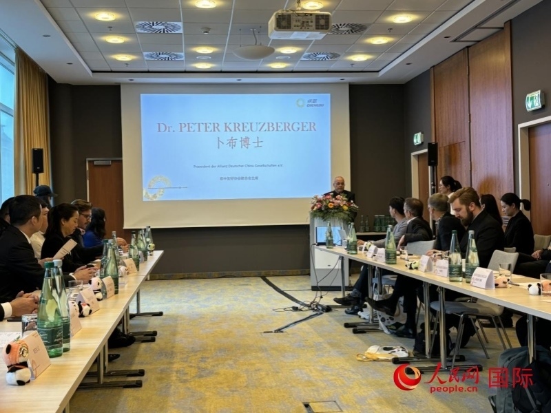 在成都文化旅游（柏林）推介座談會上，德中友好協(xié)會聯(lián)合會主席卜布致辭。人民網(wǎng)記者張慧中攝