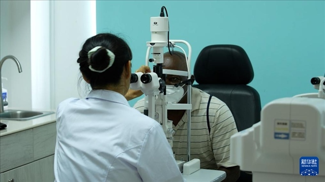 3月4日，在多米尼克羅索的中多友誼醫(yī)院眼科中心，援多醫(yī)療隊成員、南方醫(yī)科大學(xué)第三附屬醫(yī)院眼科主治醫(yī)師魯志卿為病人做檢查。新華社記者 王朝 攝