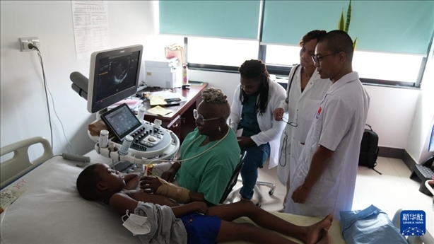 3月4日，在多米尼克羅索的中多友誼醫(yī)院，援多醫(yī)療隊成員、南方醫(yī)科大學(xué)第五附屬醫(yī)院心血管內(nèi)科主治醫(yī)師駱志鵬與當(dāng)?shù)蒯t(yī)生共同診療。新華社記者 王朝 攝