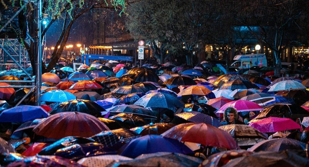 3月24日，在塞爾維亞南部城市普羅庫普列，人們參加北約轟炸南聯(lián)盟遇難者悼念儀式。新華社發(fā)（王韡攝）