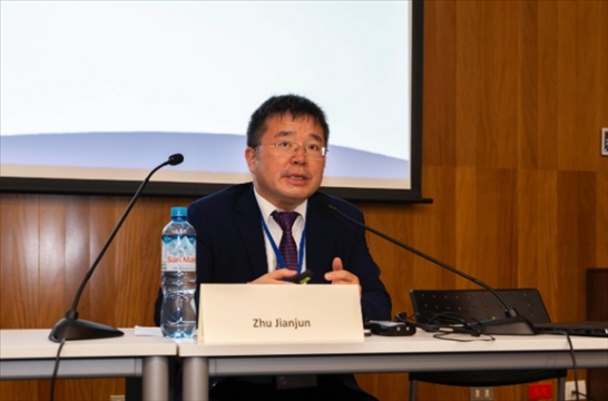 上海外國語大學(xué)國際文化交流學(xué)院副院長(zhǎng)朱建軍做專題講座。（秘魯天主教大學(xué)孔子學(xué)院供圖）