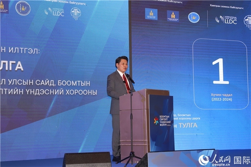 2.圖勒嘎部長做主旨報告。人民網(wǎng)記者 霍文攝_副本